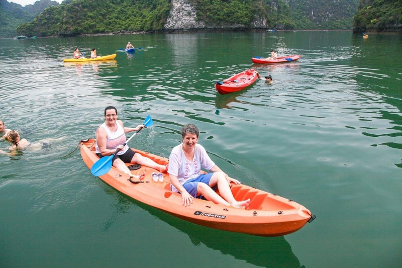 Des touristes australiens font du kayak dans la baie de Lan Ha, dans la province septentrionale de Quang Ninh. Photo : Era Cruises