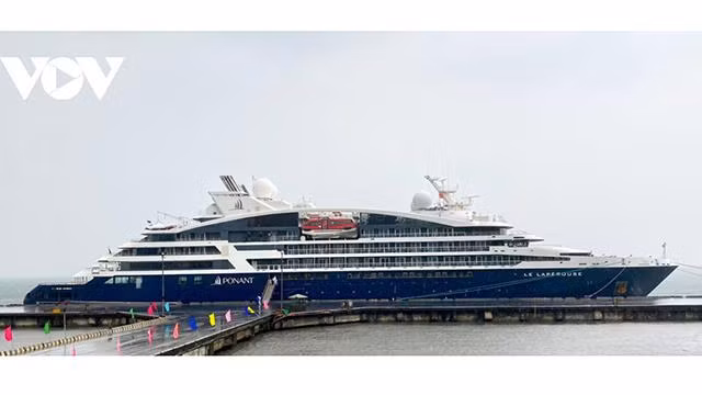 Le bateau de croisière battant pavillon français Le Lapérouse accosté au port de Chân Mây dans la soirée du 9 octobre. Photo : VOV