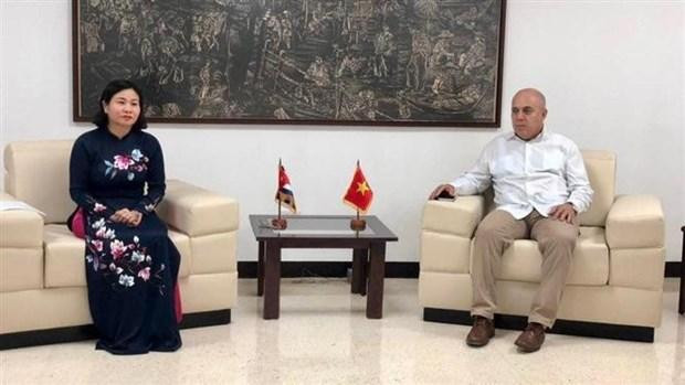 Nguyên Thi Tuyên, membre du Comité central du PCV, secrétaire adjointe permanente du Comité municipal du PCV de Hanoï, et Roberto Morales Ojeda, membre du Bureau politique, permanent du Secrétariat du Parti communiste de Cuba (PCC). Photo : VNA.