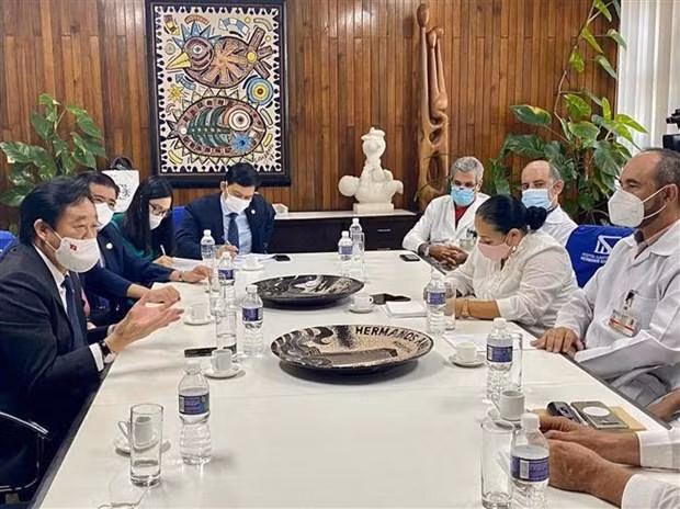 Séance de travail entre la délégation de la province de Binh Duong et la direction de l'hôpital Hermanos Ameijeiras à La Havane. Photo : VNA.