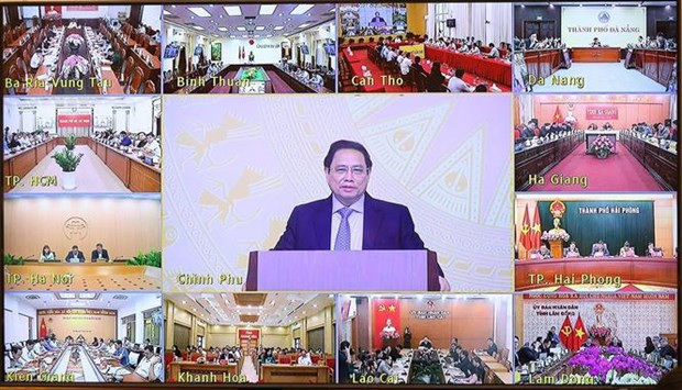 Conférence en ligne et en présentiel pour promouvoir l'attraction des touristes internationaux au Vietnam. Photo : VNA
