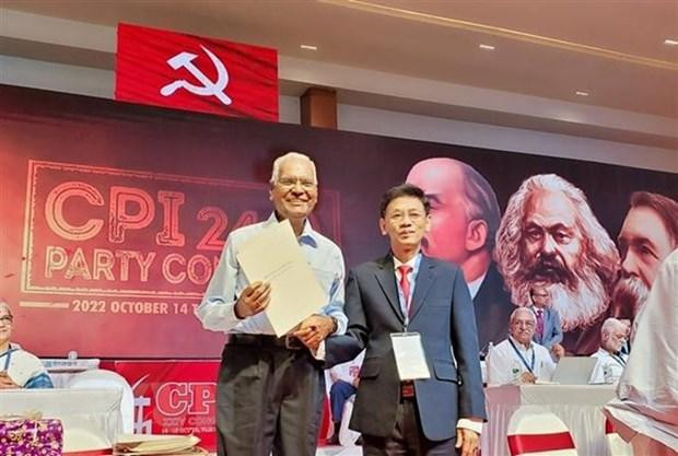 Lâm Van Mân (à droite), membre du Comité central du Parti, secrétaire du Comité provincial du Parti de Soc Trang et Doraisamy Raja, secrétaire général du Comité central du Parti pour le 24e mandat. Photo : VNA
