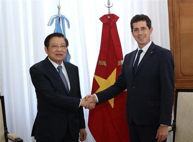 Phan Dinh Trac (à gauche), membre du Bureau politique, secrétaire du Comité central du Parti, président de la Commission centrale des affaires intérieures du Parti et le ministre de l'Intérieur argentin Eduardo Enrique de Pedro. Photo: VNA