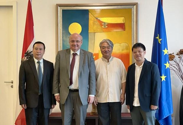 L’ambassadeur autrichien au Vietnam, Hans Peter Glanzer (2e à gauche), et le chef d’orchestre du VNSO, Honna Tetsuji (2e à droite), lors de la conférence de presse déroulée le 15 novembre pour présenter le prochain concert célébrant le 50e anniversaire des relations vietnamo-autrichiennes. Photo : CVN.