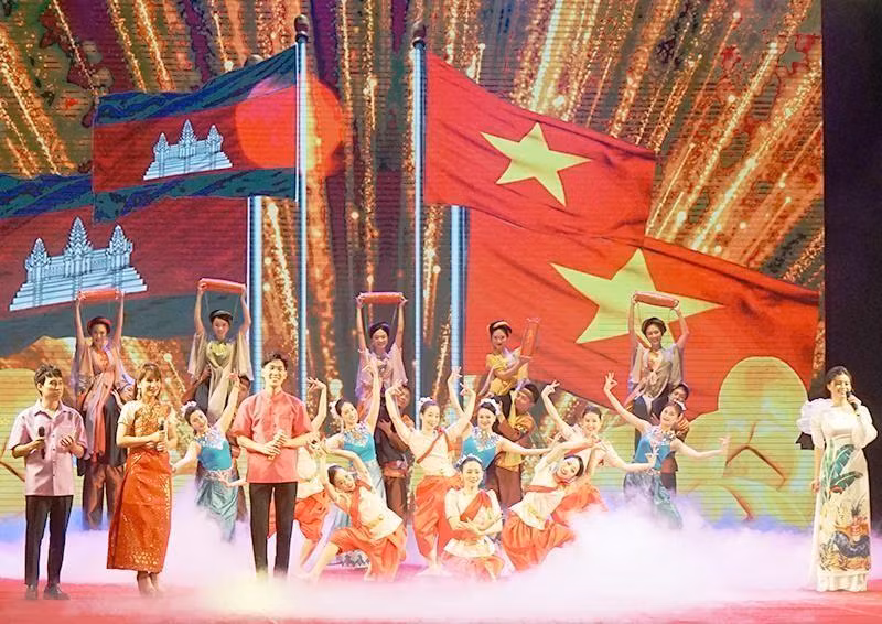Programme artistique pour célébrer le 55e anniversaire de l'établissement des relations diplomatiques entre le Vietnam et le Cambodge. Photo : NDEL