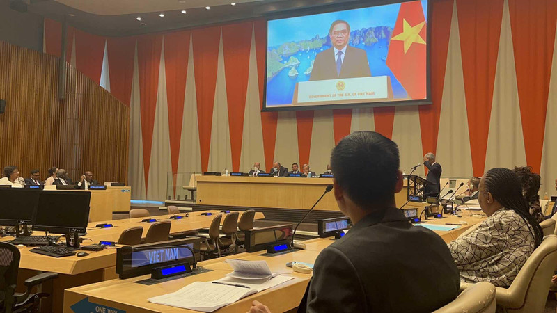 Le Premier ministre Pham Minh Chinh prononce un discours lors de la réunion restreinte de haut niveau des Nations Unies sur le changement climatique sous la forme d'un enregistrement vidéo. Photo : thoidai.com.vn.