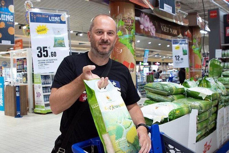Le riz vietnamien vendu dans un supermarché en France. Photo : congthuong.vn.