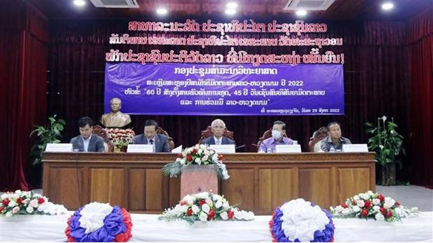 L'ambassadeur du Vietnam au Laos, Nguyên Ba Hung (2e, gauche) et des délégués à la conférence. Photo: VNA