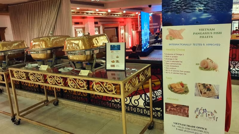 Les filets de poisson-chat vietnamiens sont présentés lors de l'événement. Photo : VOV.