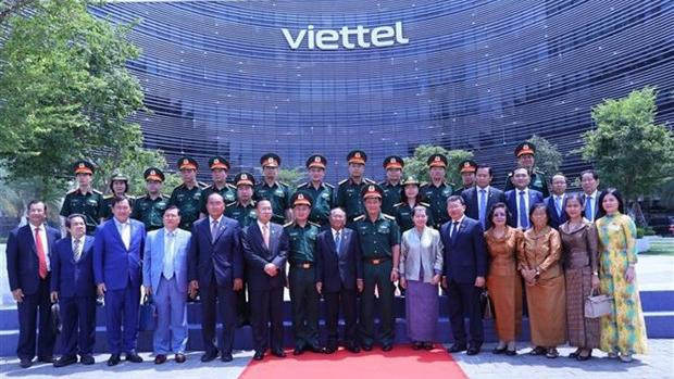 Le Président de l’Assemblée nationale du Cambodge Samdech Heng Samrin pose pour une photo de groupe. Photo: VNA
