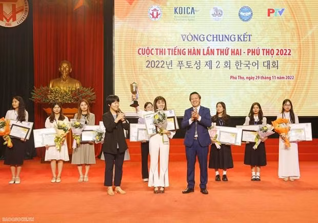 Remise des prix aux gagnants du concours de langue coréenne - Phu Tho 2022. Photo : baoquocte.vn