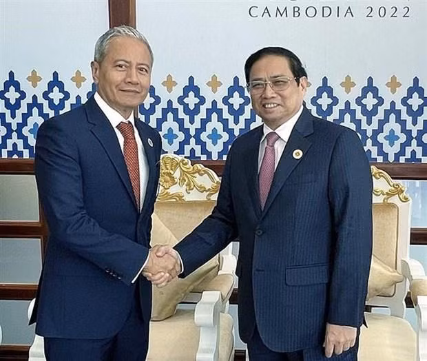 Le Premier ministre Pham Minh Chinh (à droite) et le président de la Chambre des représentants de Malaisie, Tan Sri Azhar Azizan Harun. Photo : VNA.