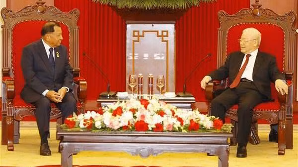 Le Secrétaire général du Parti communiste du Vietnam Nguyên Phu Trong (à droite) et le Président du Sénat du Cambodge, Vice-Président et Président permanent de la Permanence du Comité central du Parti du peuple cambodgien, Samdech Say Chhum. Photo : VNA