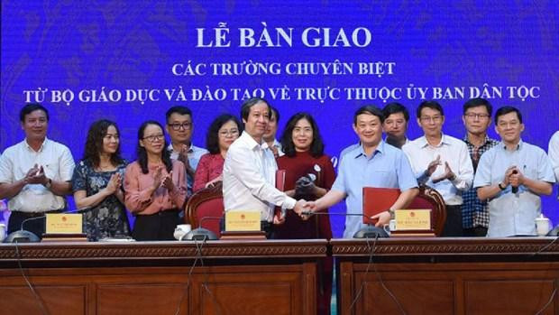 Cérémonie de remise de quatre écoles préuniversitaires et d'un lycée au Comité des affaires ethniques. Photo: ministère de l'Éducation et de la Formation. Photo : VNA