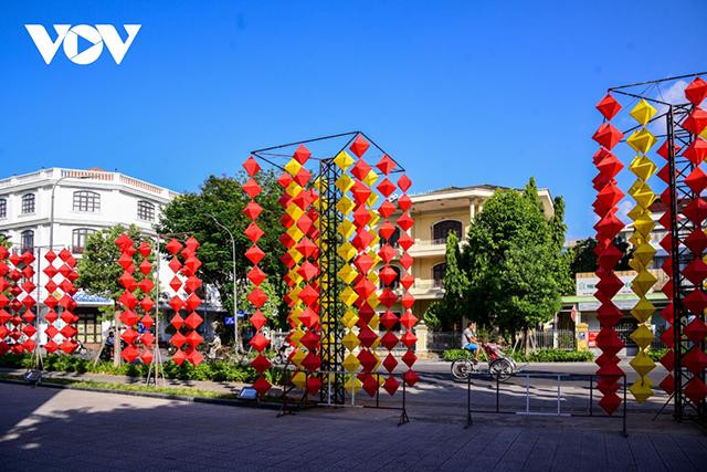 La Fête de la Mi-automne se tient le 15e jour du huitième mois du calendrier lunaire. Des lanternes sont suspendues dans toute la ville de Huê afin d'accueillir le début de la Fête. Photo : VOV