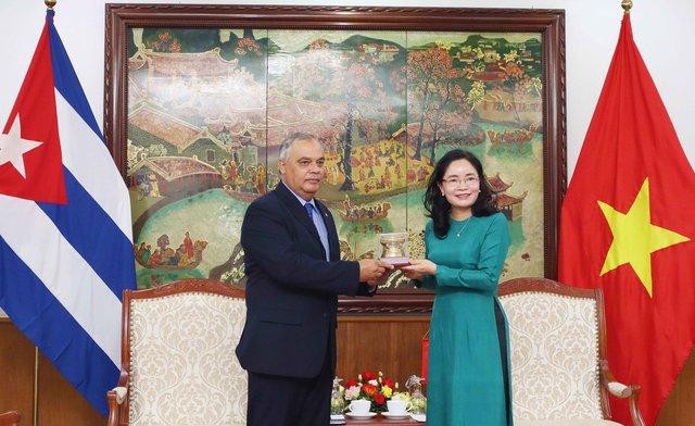 La vice-ministre vietnamienne de la Culture, des Sports et du Tourisme, Trinh Thi Thuy (à droite) et le ministre et président de l’Institut national cubain des sports, de l’éducation physique et des loisirs, Osvaldo Vento Montiller. Photo : toquoc.vn.