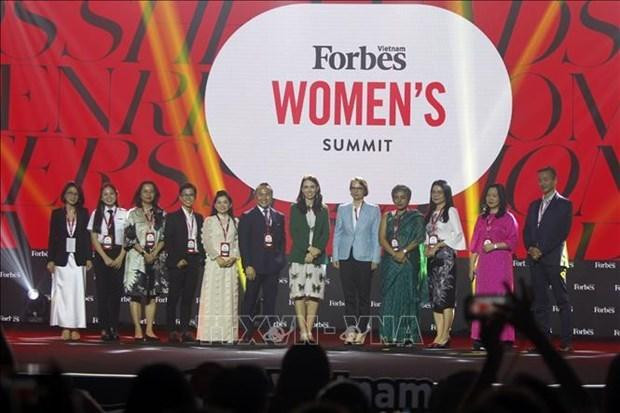 La Première ministre néo-zélandaise Jacinda Ardern pose avec des délégués au Sommet des femmes 2022, à Hô Chi Minh-Ville. Photo : VNA.