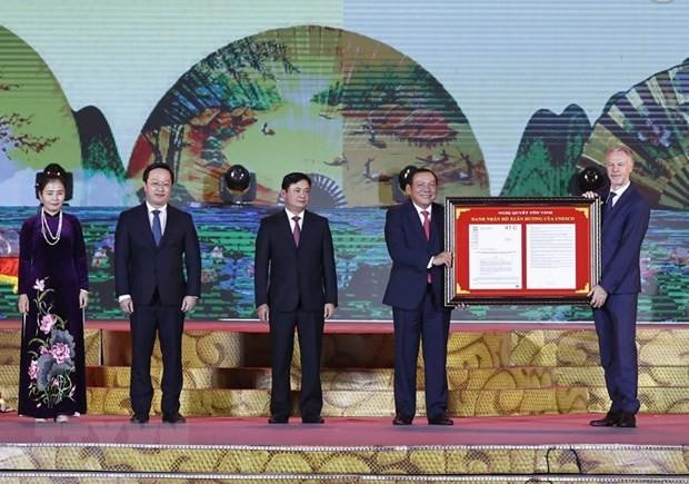 Christian Manhart remet la résolution de l'UNESCO honorant Hô Xuân Huong aux représentants du Vietnam. Photo : baochinhphu.vn