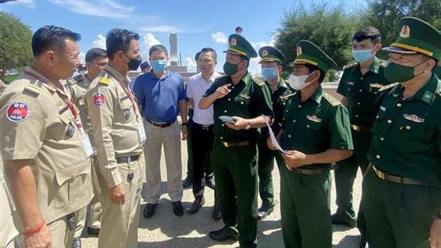 Le 26 août, le consulat général du Vietnam dans la province de Sihanoukville s'est coordonné avec les forces fonctionnelles cambodgiennes pour secourir 63 travailleurs vietnamiens, qui sont rentrés au pays le 29 août. Photo : VNA