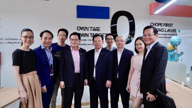 Le Vice-Premier ministre singapourien Heng Swee Keat (4e à partir de la gauche) et les dirigeants de Becamex, VSIP et Block71 Saigon. Photo : vtv