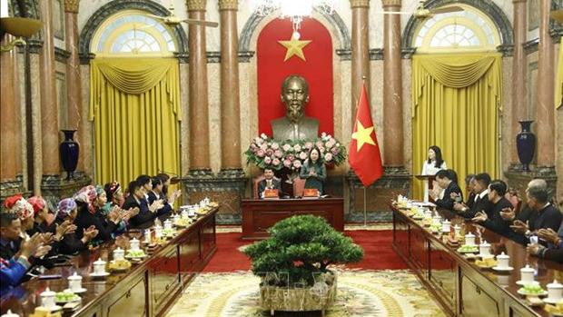 La Vice-Présidente Vo Thi Anh Xuân rencontre des personnalités originaires d'ethnies minoritaires de Lao Cai. Photo : VNA.