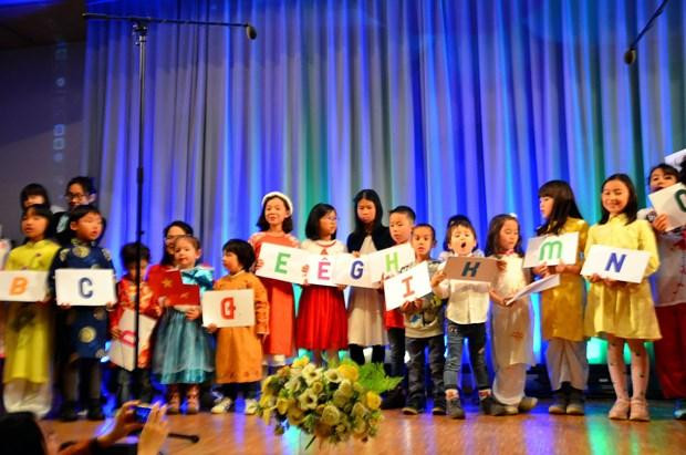 Une présentation des enfants de l'école Binh Minh. Photo : VNA.