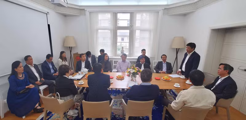 Rencontre entre Luong Nguyên Minh Triêt, président du Conseil populaire de la ville de Dà Nang et les les dirigeants des entreprises de Viêt kiêu en Allemagne. Photo : baoquocte.vn.