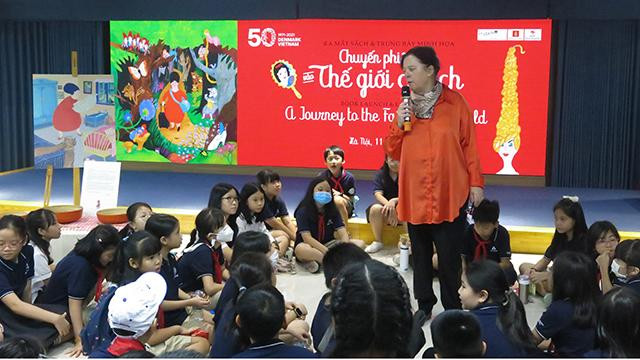 L’artiste danoise Tove K. Lange échange avec des enfants vietnamiens. Photo : Linh Vi/NDEL.