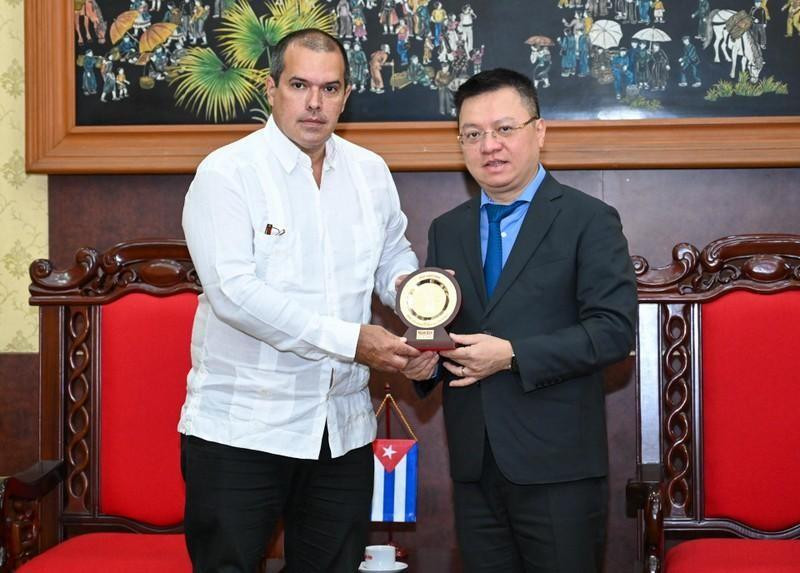 Le rédacteur en chef du journal Nhân Dân, Lê Quôc Minh (à droite) et Luis Enrique González Acosta, président de l’Agence de presse cubaine Prensa Latina. Photo : NDEL