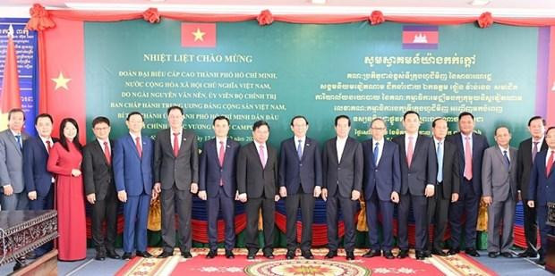 Le membre du Bureau politique et secrétaire du Comité du Parti de Hô Chi Minh-Ville, Nguyên Van Nên et le gouverneur de Phnom Penh Khuong Sreng posent pour une photo de groupe. Photo: VNA