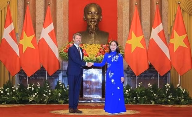 La Vice-Présidente Vo Thi Anh Xuân (à droite) et le Prince héritier du Danemark Frederik. Photo : VNA.