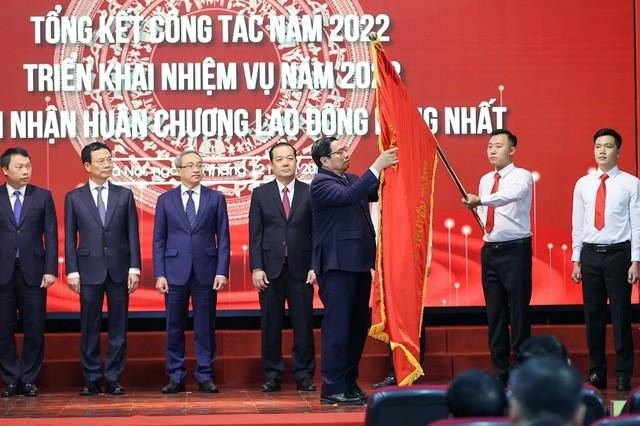 Le Premier ministre Pham Minh Chinh remet l'Ordre du travail de première classe au ministère de l'Information et de la Communication. Photo : VGP