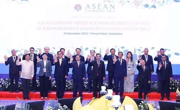 Le Premier ministre Pham Minh Chinh et les dirigeants des États membres de l’ASEAN posent avec les représentants du Conseil consultatif des entreprises de l’ASEAN (ABAC). Photo : VNA