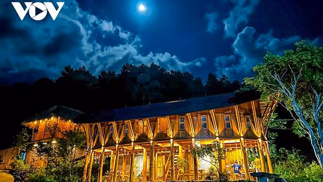 Les villageois se réunissent pour construire la ferme An Wap dans le village de Khe Phuong.