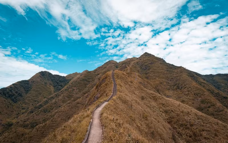 Les visiteurs prennent le temps de faire une halte aux différents points de repère. Photo : petrotimes.vn