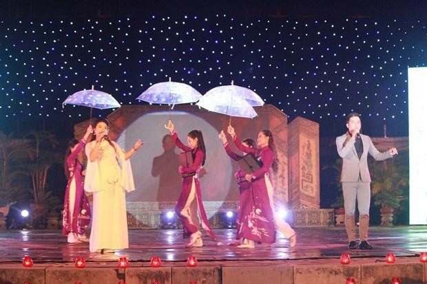 Le programme artistique "Parfums et couleurs de l'automne" s'est déroulé dans la nuit du 8 octobre sur la scène du Palais Thai Hoa. Photo : VNA