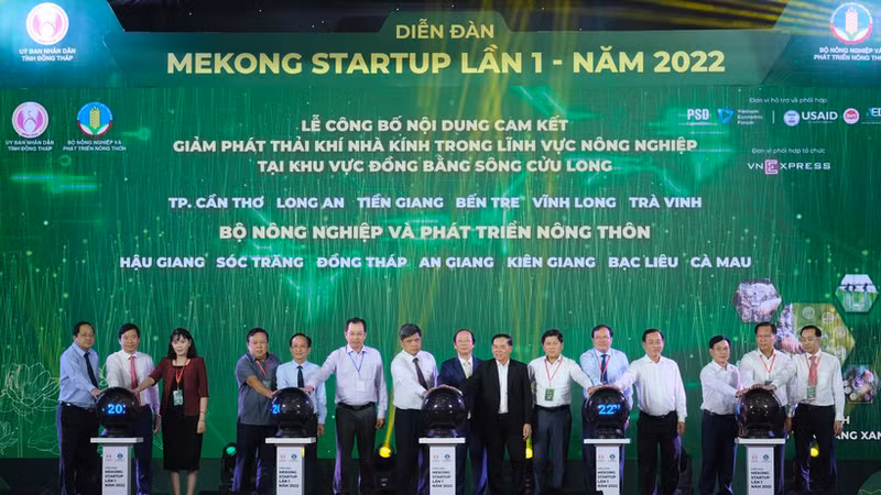 Cérémonie de signature de l’engagement pour réduire les émissions de gaz à effet de serre dans le secteur agricole lors du 1er Forum des startups du Mékong 2022. Photo : giaoducthoidai.vn