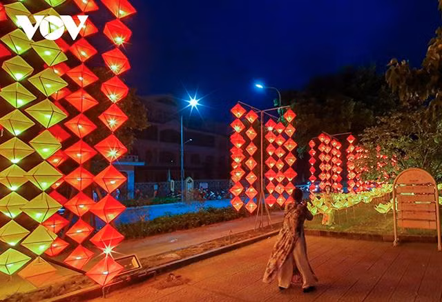 Les touristes sont ravis d’avoir la chance de prendre des photos au festival des lanternes. Les touristes sont ravis d’avoir la chance de prendre des photos au festival des lanternes.