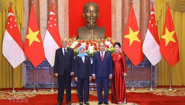 Le Président Nguyên Xuân Phuc et la Présidente singapourienne Halimah Yacob. Photo: VNA