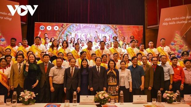 100 donneurs de sang exemplaires sont honorés lors d'un programme tenu dimanche soir à Hanoi. Photo : VOV