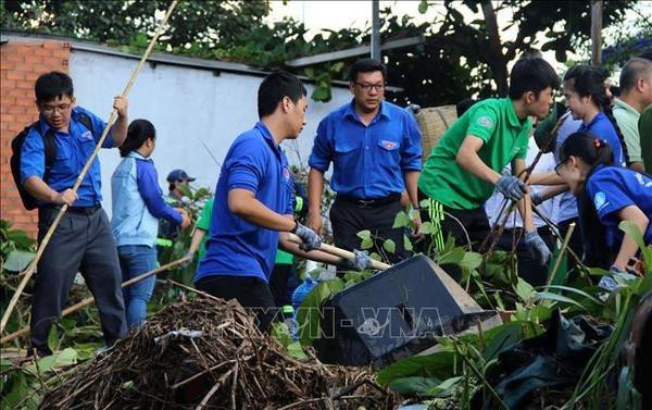 Les jeunes nettoient l’environnement. Photo : VNA.