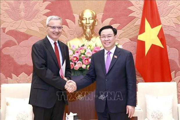 Le Président de l’Assemblée nationale du Vietnam, Vuong Dinh Huê (à droite), serre la main de l’ambassadeur de France au Vietnam Nicolas Warnery, à Hanoi, le 16 novembre. Photo : VNA.