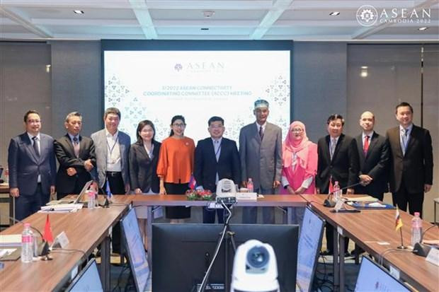 L’ambassadeur Nguyên Hai Bang, représentant du Vietnam auprès de l’ASEAN (3e à partir de la gauche) lors de troisième réunion du Comité de coordination de la connectivité de l’ASEAN. Photo : VNA