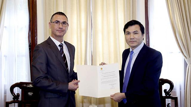Lorenzo Pecellín Fernández, consul adjoint honoraire d’Espagne à Hô Chi Minh-Ville (à gauche) lors de la cérémonie de remise du certificat d’acceptation consulaire. Photo : baoquocte.vn.