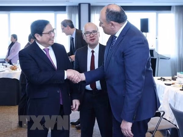 Le Premier ministre Pham Minh Chinh (à gauche) et vice-président de la Wallonie, ministre en charge de l'Économie, du Commerce extérieur, de la Recherche et de l'Innovation, du Numérique, de l'Aménagement du territoire et de l'Agriculture. Photo : VNA.