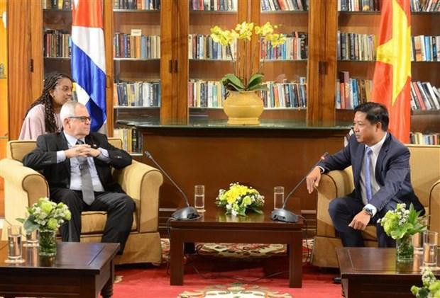 Le président du Conseil populaire de la ville de Dà Nang, Luong Nguyên Minh Triêt (à droite) et le secrétaire de l’Assemblée nationale du pouvoir populaire et du Conseil d’État de Cuba, Homero Acosta Álvarez. Photo : VNA. 