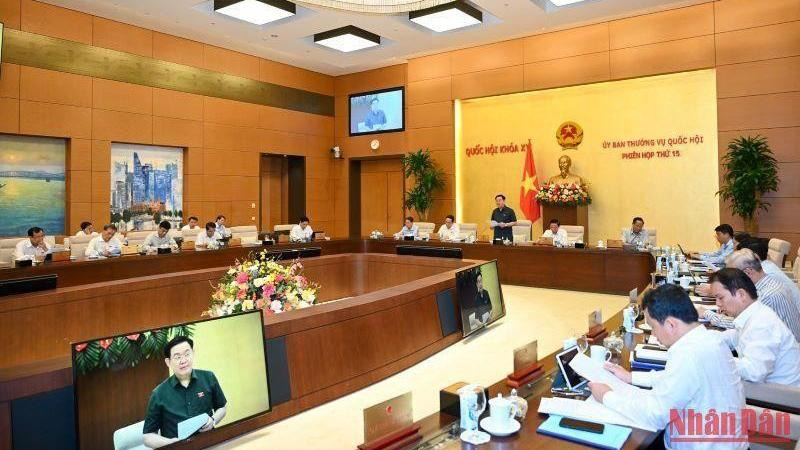 Le Président de l’AN Vuong Dinh Huê (debout) prend la parole. Photo : NDEL