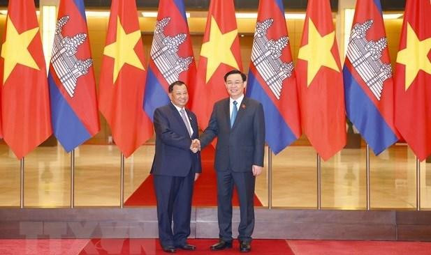 Le Président de l’Assemblée nationale du Vietnam, Vuong Dinh Huê (à droite) et le président du Sénat du Cambodge Samdech Say Chhum. Photo : VNA. 