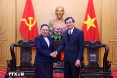 Le membre du Bureau politique et directeur de l’Académie nationale de politique Hô Chi Minh, Doan Minh Huan, et l’ambassadrice du Laos au Vietnam, Khamphao Ernthavanh. Photo : VNA.