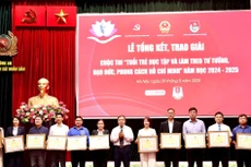 Les lauréats du concours « La jeunesse étudie et suit la pensée, la moralité et le style de Ho Chi Minh pour l’année scolaire 2024-2025 ». Photo : daidoanket.